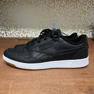 Reebok women’s 10 black sneakers EUC